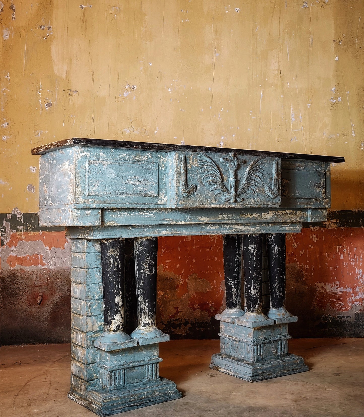 Consola - Altar Con Pátina Azul Negra